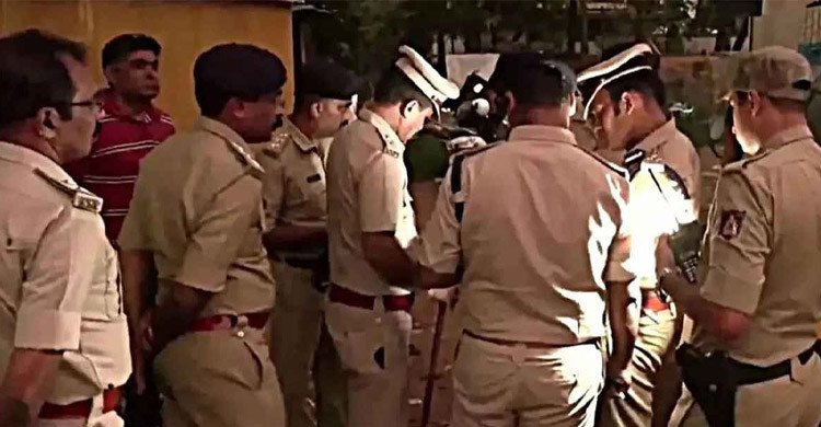 বাংলাদেশি দম্পতিকে রাস্তায় ফেলে পেটালেন ভারতীয় চিকিৎসক, অতঃপর...